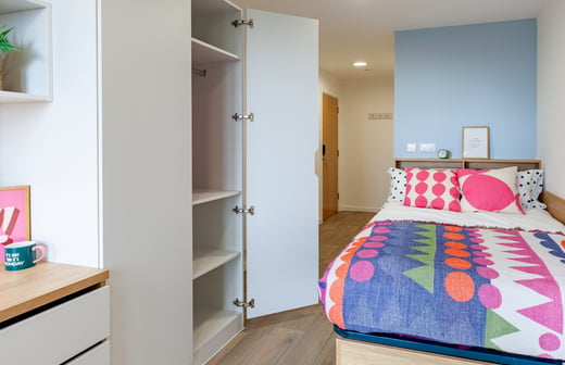Bronze En Suite